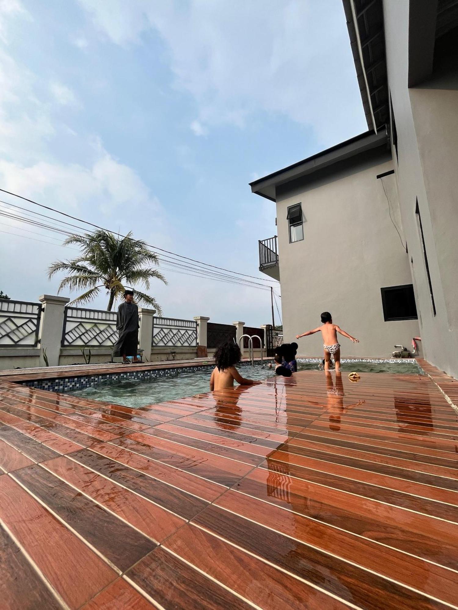 Villa Cassandra Cigombong Exterior photo